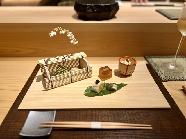 京橋「鮨 好日」〜懐石と鮨が織りなす口福な時間、日本酒＋ワインペアリングで至高のひとときを
